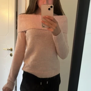 Ljusrosa offshoulder stickad tröja från Gina Tricot - Superfin ljusrosa stickad offshoulder tröja från Gina Tricot. Perfekt för dig som gillar en söt och trendig stil.💕 Storlek 146/152 men passar mig perfekt som har storlek xs-s, aldrig använd bara testad och tagit bort prislappen.