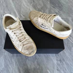 Saint Laurent skor  - Saint Laurent skor  -  Skick: Bra skick - Nypris: 6000kr  -  Ingår: Saint Laurent dustbag  -  Hör av dig vid minsta fråga☺️