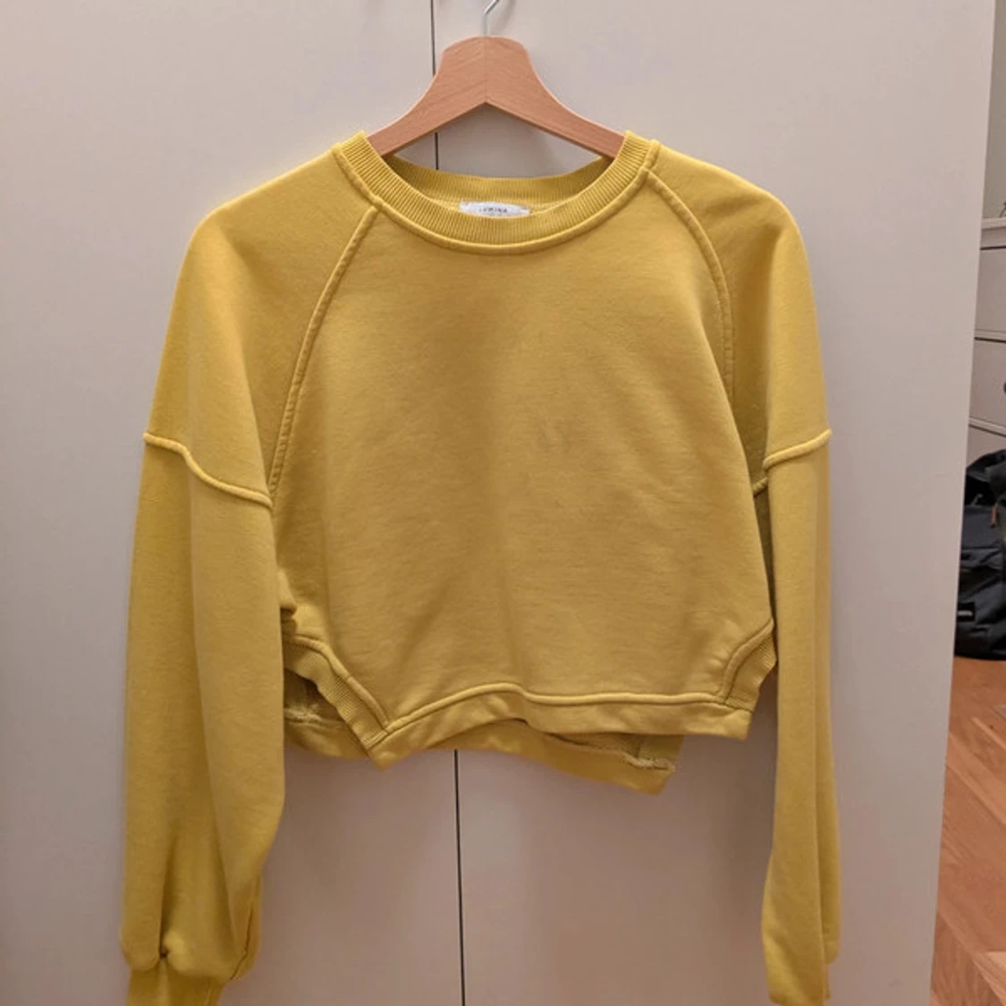 Gul croppad sweatshirt från Lumina - 2