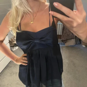 Mörkblå topp med rosett - Söt mörkblå topp med stor rosett framtill.💗Åker på semester 12 juni så passa på att köpa innan dess!!