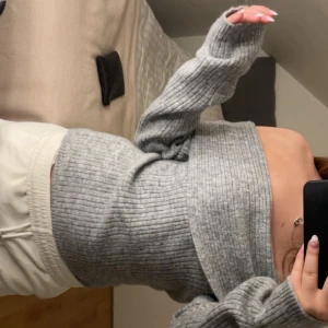 Grå off shoulder tröja  - Helt ny grå off shoulder tröja! Jätte bra skick och mysig att ha på sig. Säljer eftersom att den är för stor för mej 💗
