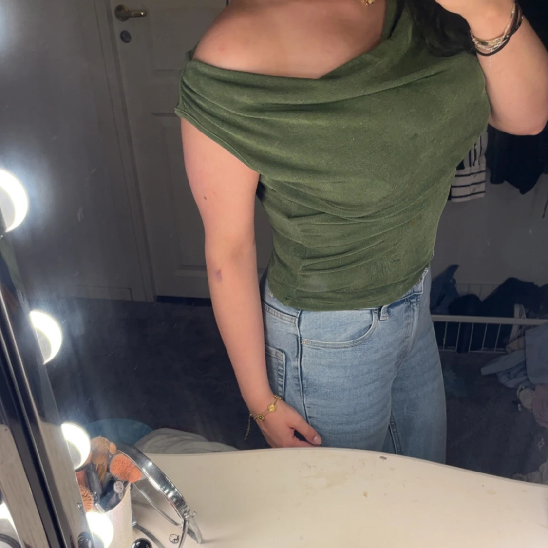 Olivgrön offshoulder topp - 1