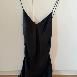 Satin klänning  - Svart satin klänning, som jag köpt här på Plick men aldrig använt. Passade inte mig🥰
