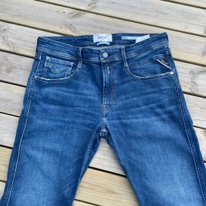 REPLAY ANBASS 32/34 - JEANS - Halloj, säljer nu mina i princip helt nya replay anbass då dem inte kommer till användning. Köpt av mig på MQ för 1899 men passformen var inte som jag ville. Har du några frågor så är det bara att höra av dig!