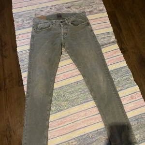 Grå jeansbyxor från dondup - Tjenare! Säljer nu mina dondupes för dom inte passar längre, tycker det är väldigt synd eftersom det är väldigt goa jeans! Om ni vill ha några bättre bilder så tveka inte på att kontakta😀