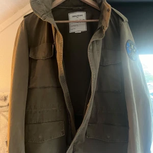 Field jacket Zadig & Voltaire  - Säljer nu denna field jacket från Zadig & Voltaire i oliv, perfekt som en lite tjockare jacka till sommaren och hösten. En av få på marknaden och nypris ca 5000.