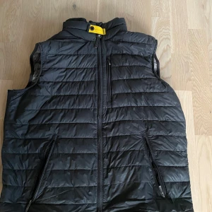 Parajumper väst - En äkta Parajumper väst haft den ett tag blivit för stor för mig, finns ett väldigt litet hål på den men inget man märker väldigt skön väst XL/L passar L
