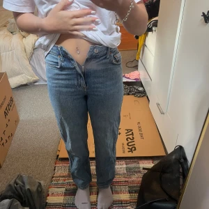 Ljusblåa straight högmidjade jeans - Skitsnygga!☀️passar tyvärr inte mig runt midjan!💗