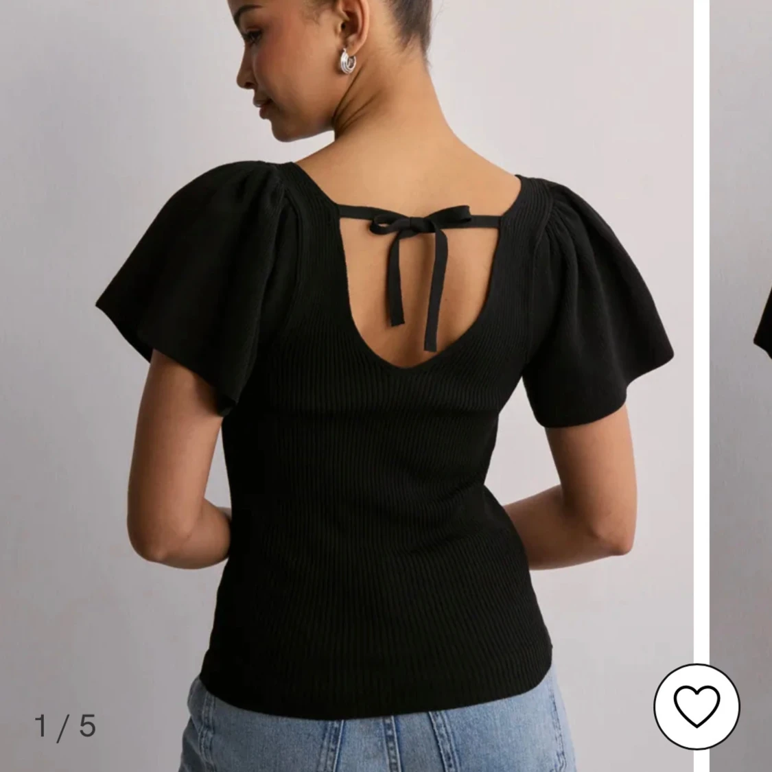 Svart ribbad topp med puffärmar och knyt i ryggen - 1