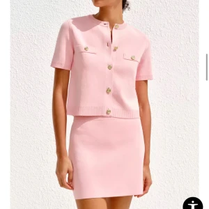 Ljusrosa kortkjol - Super snyggt rosa sett med guldiga detaljer från Zara, aldrig använt💞både delarna är i storlek s