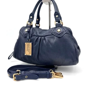 Marc Jacobs Classic Q Baby Groovy 2WAY Bag Shoulder Handbag Blue Strap Used - Säljer en mörkblå Marc Jacobs väska, classic Q baby groove i bra skick. Skriv vid frågor 