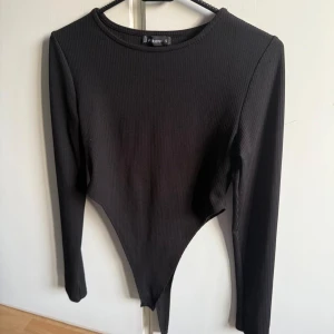 Body - Ribbad body med hög skärning 