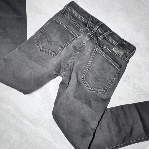 Replay anbass - Replay jeans | Modell Anbass | Väldigt bra skick | Storlek W28 L32. Helt nytt skick, inga defekter