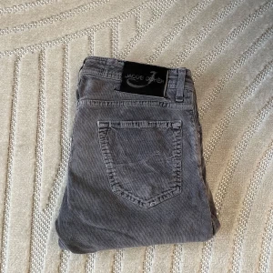 Jacob Cohen Byxor - Jacob Cohen Byxor modell 622 storlek 32| skick 8/10| nypris runt 5000kr mitt pris 699| har du frågor är det bara att skriva?