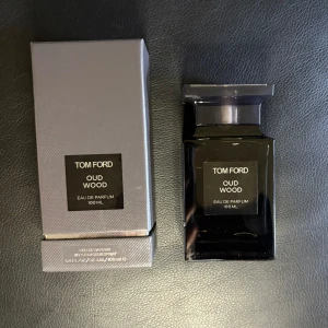 Tom Ford Oud Wood - Tom Ford Oud Wood  100ML  Helt underbar manlig toft Nypris: 3820kr  Fick den som present men väljer att sälja den istället. Föredrar pengar även fast den är underbart god. Priset är inte hugget i sten. Kan tänkas sänka några hundra lappar. 