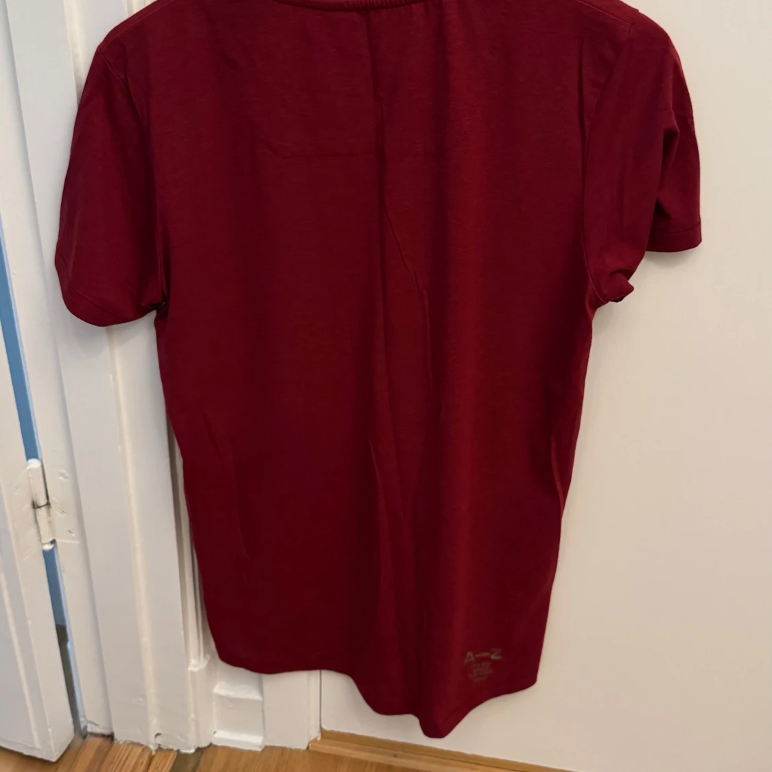 Vinröd t-shirt från A–Z - 3