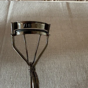 Ögonfransböjare i metall - Använd men i mycket bra skick. Säljer endast då den tyvärr inte passar min ögonform, vilket inte så många ögonfransböjare gör:) köpt på kicks 