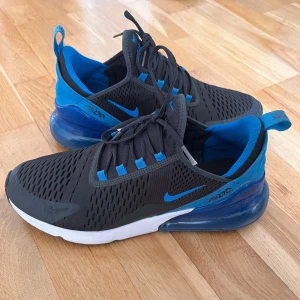Nike Air Max 270  - Säljer mina äldre Nike air Max 270s pga att de inte längre passar, är i mycket bra skick, inget håll eller punka på skona, pris kan diskuteras i snabb affär