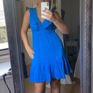 Blå omlottklänning från Calzedonia - Supersöt blå omlottklänning från Calzedonia med volangdetaljer🩵🩵Bara använd 1 gång så är fortfarande i super skick! (I de andra bilderna är klänningen inte struken så de därför den ser lite konstigt ut)