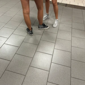 Vans skor - Säljer ett par skit snygga skor från vans😇skriv för fler bilder💝 dom är lite mer beige/grå i verkligheten🤞