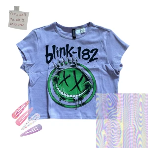 Croppad tisha  - Ljuslila croppad tisha från H&M med Blink 182- tryck i storlek S. Använd max två gånger och därav i prima skick. Läs gärna bion innan köp.
