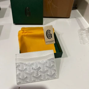 Plånbok - Säljer ett stilrent svart kortfodral med deras ikoniska mönster. Kommer i originalförpackning. Helt ny aldrig använd. OBS PRIS KAN DISKUTERAS OCH SKRIV FÖR FLER BILDER