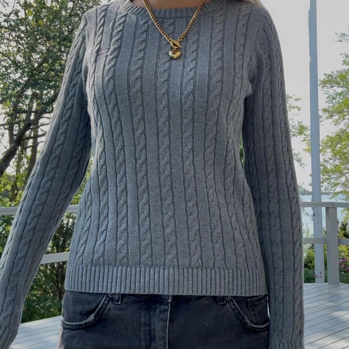 Grå kabelstickad tröja  - 2