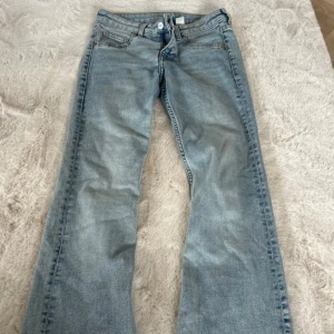 Ljusblå bootcut jeans - Säljer ett par ljusblå bootcut jeans med låg midja. Jättesnygga och jättestretchiga. Bra skick! 