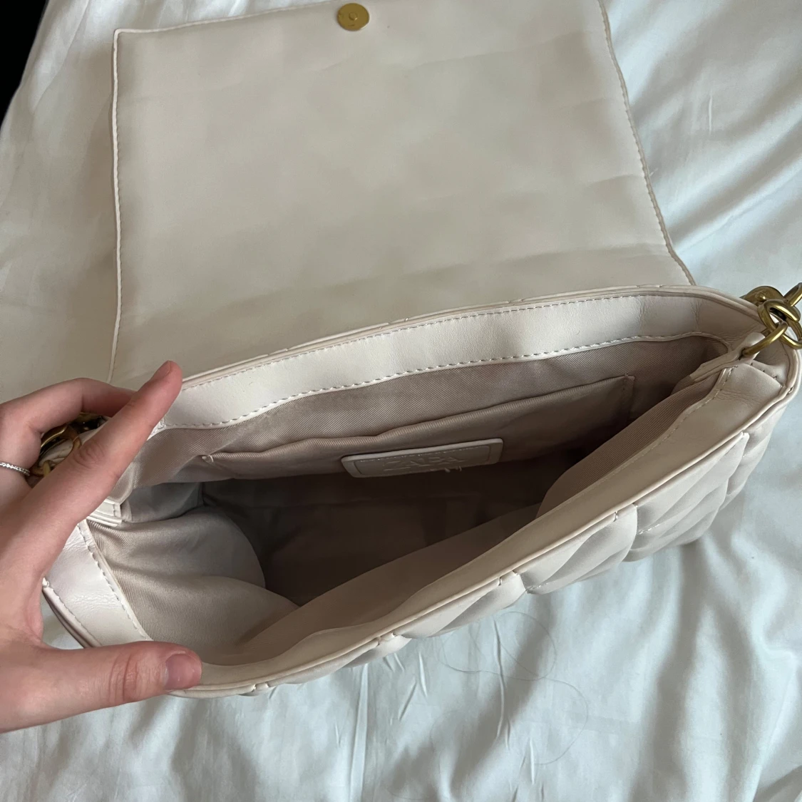 Beige quiltad axelväska med kedja  - 1