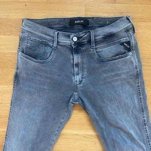 Replay Anbass grå slim fit - Säljer ett par grå Replay Anbass. Byxorna är i väldigt bra skick och endast använda ett par gånger. Storlek 31x32. Det är bara att skriva ifall du har någon fråga!🙌🏻