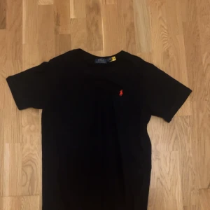 Svart t-shirt från Polo Ralph Lauren - Helt ny skick Ralph lauren t shirt , Storlek M men kan passa S . Priset diskuteras bara vid snabb affär!