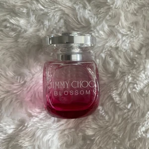 Jimmy Choo - Pink blossom parfym  - Jimmy Choo blossom parfym. 30ml flaska, endast sprayad nån gång för att prova. 🌸💕