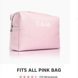 SÖKER Rosa necessär från CAIA - SÖKER!!!! Säljer en ljusrosa necessär från CAIA med stilren design och vit logga framtill. Väskan har en praktisk dragkedja upptill och är tillverkad i syntetmaterial som är lätt att torka av. Perfekt för smink eller andra småprylar.