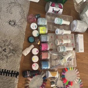  nagelkit(det går att köpa enskilda grejer också) - Säljer ett komplett nagelkit med flera burkar färgglada akryl puder, glitter, penslar och nageltippar. Inkluderar färg i några nyanser, från pastell till metallic och glitter. Perfekt för dig som älskar att fixa naglarna hemma och vill ha många valmöjligheter. Också så kommer det prep med två st base Coat en två top coat ett lim och och dessutom så kommer det med en mobiler alltså vätskan som får igång akrylen och ett nagelbands olja aldrig använda eftersom jag jobbat med gelé och inte akryl! 