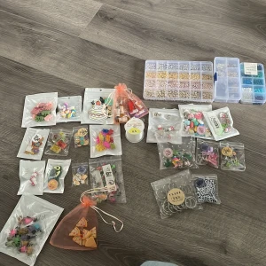 Smycken, pärlor , örhängen/nyckelringar!  - Hejj! Jag säljer mina smycken , pärlor, berlocker örhängen och nyckelringar. Säljer allt i ett.perfeckt för dig som vill göra egna smycken och sälja det. Pris 250kr