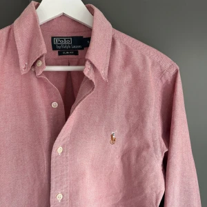 Ralph Lauren Skjorta - Mycket fint skick, inga defekter. Nypris ca 2000kr. Storlek S slim fit, passar dig som är 178-188cm ungefär. Skriv för mer information!🤝