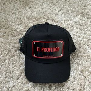  John Hatter & co  - El profesor skylt, helt ny.                800kr ny pris så ganska stor skillnad på priset