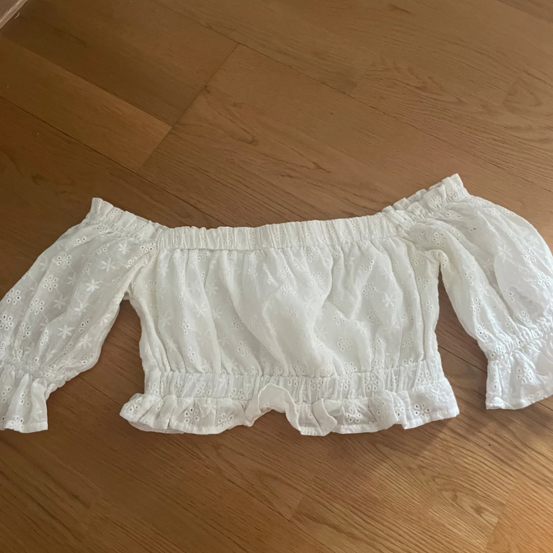 Vit offshoulder blus från Dennis Maglic