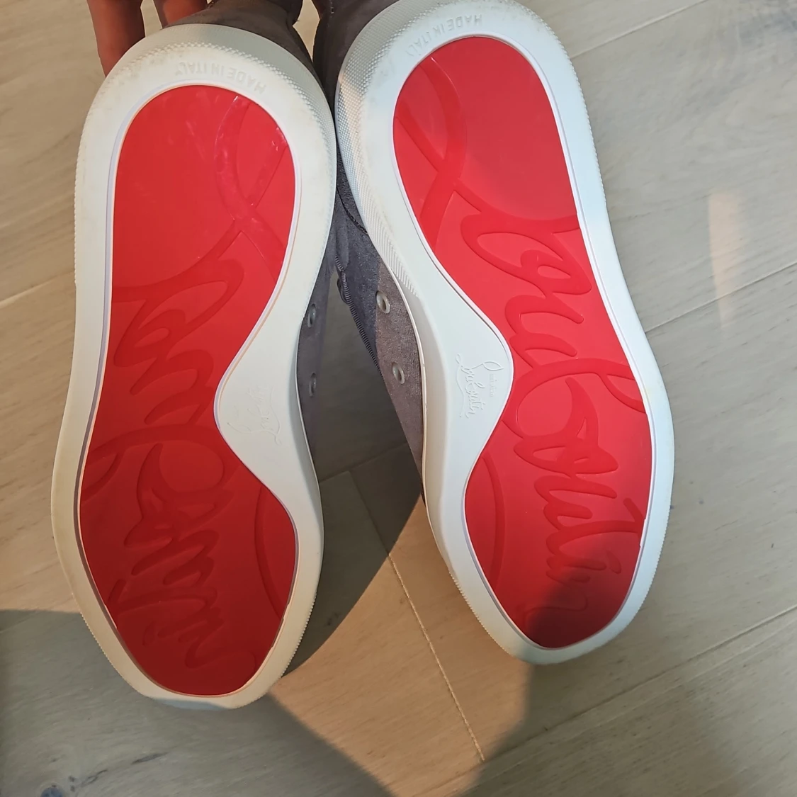 Grå mocka sneakers från Louboutin - 2