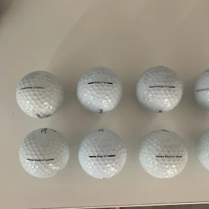 Pro V1 - Pro V1 från Titleist är golfbollen för dig som vill ta ditt spel till nästa nivå. Perfekt för unga och äldre golfare som vill ha kontroll, känsla och längd på banan. 12 Pro V1 i olika modeller men väldigt bra skick på alla bollar! Pris kan diskuteras. Vill ni har närmare titt på bollarna kontakta mig.
