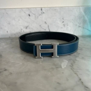 Blått bälte - Säljer detta unika blåa bältet, det är helt nytt. Längden på bältet är 115cm. Pris kan diskuteras vid snabb affär. Tveka inte på att fråga om du undrar något!
