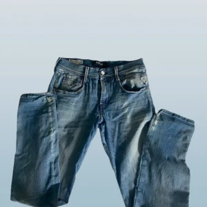 Replay jeans - Snygga blå jeans från Replay, priset går att diskutera hör av er vid funderingar! Dom är i storlek 28/32 men dom är i hyperflex material så om man har mer i midjemått så är de inga problem ! 