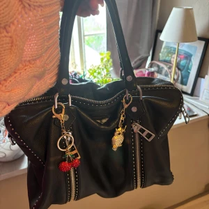 Zadig Väska!!  - Jättefin medium Zadig väska. Äkta från Zalando har dock tappat bort dustbagen. Kommer med bagcharms. Om man ser på första bilden har charmsen gjort lite märken på väskan men inget man märker. Dragkedjan är även trasig. Men annars bra skick. Tryck gärna på köp nu! 