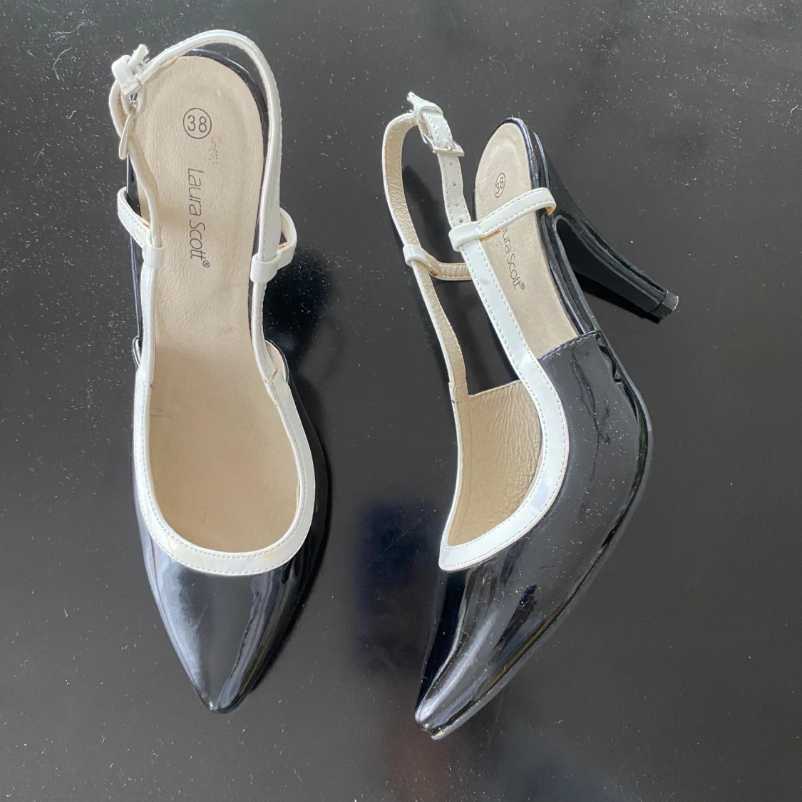 Svart- vita kitten-heels från Laura Scott