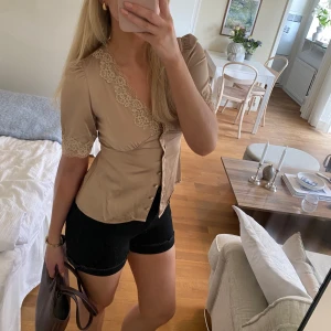 Jeans shorts  - Snygga jeans-shorts från H&M💗 Aldrig använt så i väldigt bra skick, skrynkliga då dom legat vikta men det går att stryka!