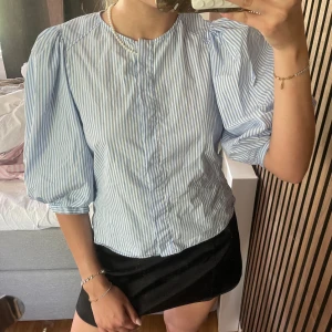 Randig puffärm blus - Så vacker blus, i de perfekta färgerna inför sommaren!! ☀️😍😍💕