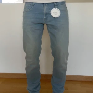 Replay Anbass Jeans - Säljer ett par sjukt feta ❗️HELT NYA ❗️ Replay Anbass i strl W32 o L32. De är endast prövade på och är i en unik ljusblå färg som är svår att få tag på!! Hör gärna av er vid frågor elr funderingar!!