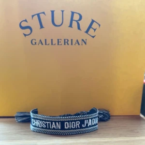 Blå/vitt Armband från Christian Dior J'adior - Riktigt snyggt, justerbart blå/vitt armband från Christian Dior som är perfekt för sommaren!🏖️Kom privat om du har några funderingar eller om du är intresserad!☺️