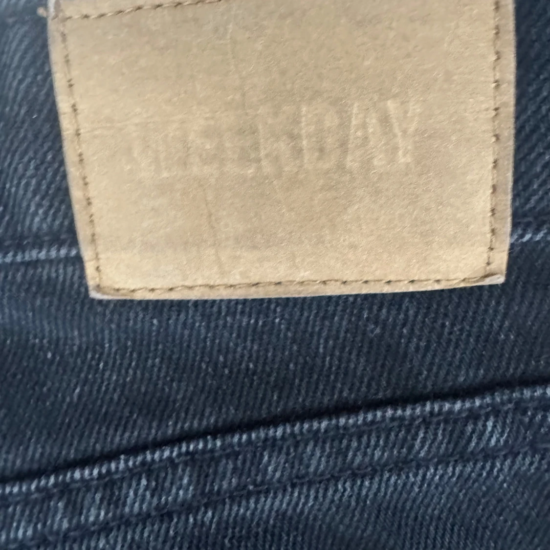 Svarta bootcut jeans från Weekday - 2