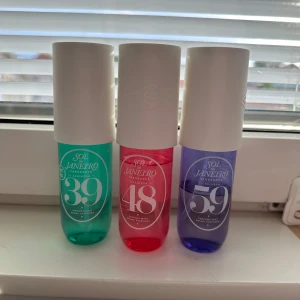 Sol de Janeiro parfym mist trio - Tre färgglada parfym mist från Sol de Janeiro: Cheirosa 39 i turkos, Cheirosa 48 i rosa och Cheirosa 59 i lila. Flaskorna har en modern, rundad form och stora vita lock. Perfekt för dig som gillar fräscha och söta dofter.